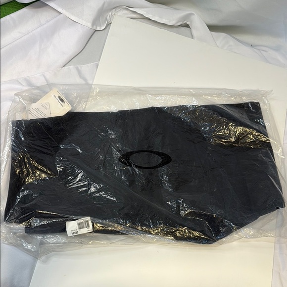 Oakley Men's Black Pants, W36”x34”L, Cargo pockets, Repel DuPont Teflon Protec - Picture 10 of 10